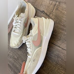 NIKE women’s waffle one sneaker